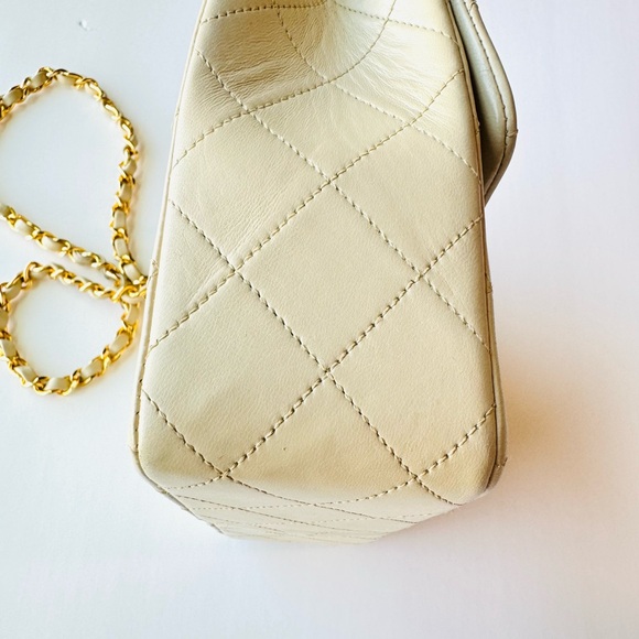 Vintage CHANEL Beige Mini Bag 90s Gold Hardware Lambskin Final price drop ๐ - Picture 11 of 15